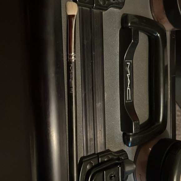 DISCONTINUED MAC brush in 272. - Picture 3 of 3